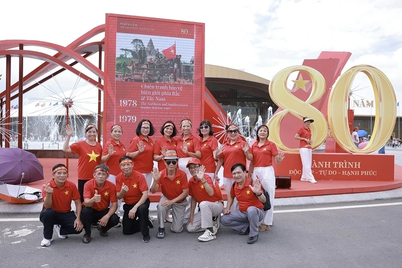 Trung tâm Triển lãm Việt Nam được “nhuộm đỏ” bởi triệu trái tim yêu nước