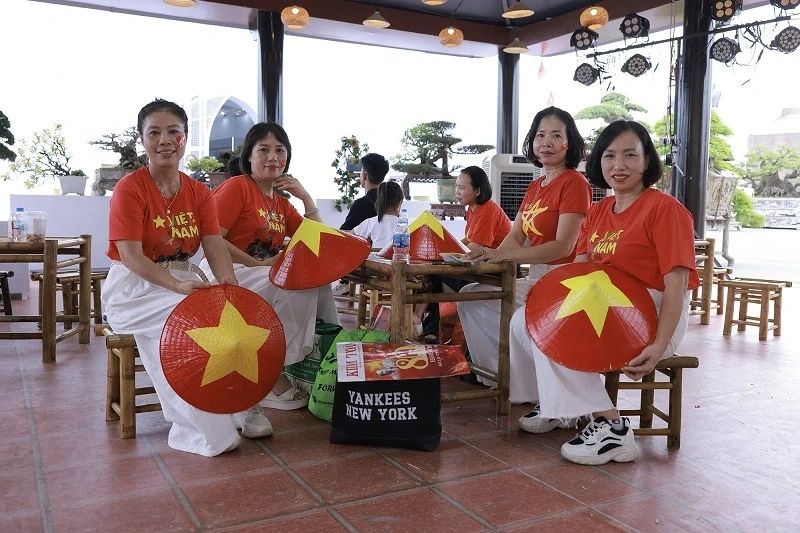 Trung tâm Triển lãm Việt Nam được “nhuộm đỏ” bởi triệu trái tim yêu nước