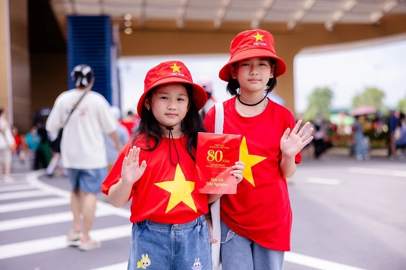 Trung tâm Triển lãm Việt Nam được “nhuộm đỏ” bởi triệu trái tim yêu nước