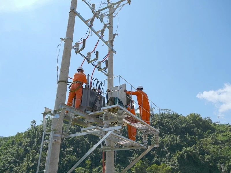 Kiểm tra tình hình khắc phục hậu quả bão số 5 và thúc đẩy hiện đại hóa lưới điện