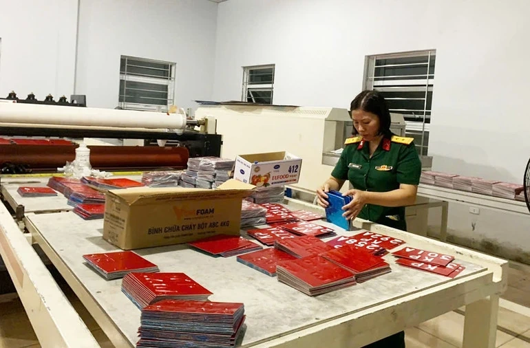Bàn giao biển số xe mô tô cho các Ban Chỉ huy Quân sự cấp xã trên cả nước