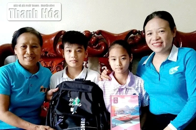 Trao tặng hơn 1.900 suất quà và 246 xe đạp cho trẻ mồ côi dịp đầu năm học