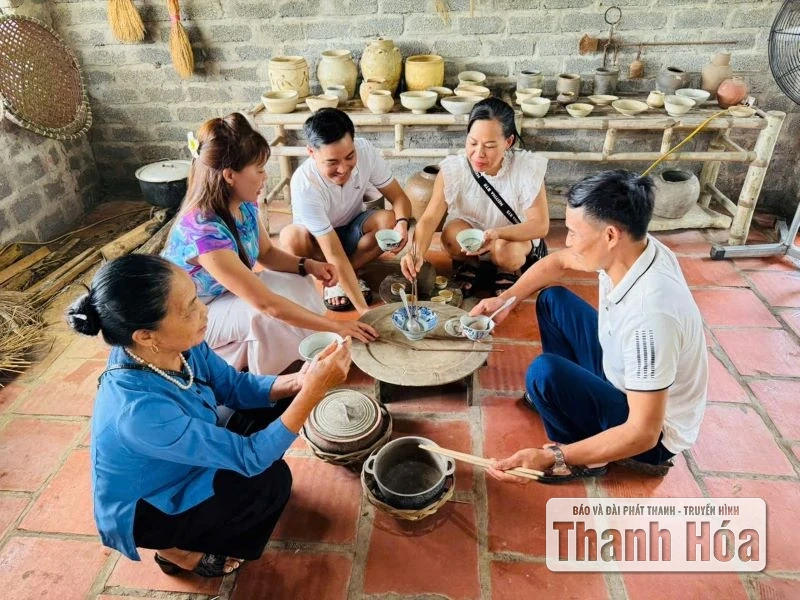 Thành nhà Hồ thu hút đông đảo du khách trong kỳ nghỉ lễ