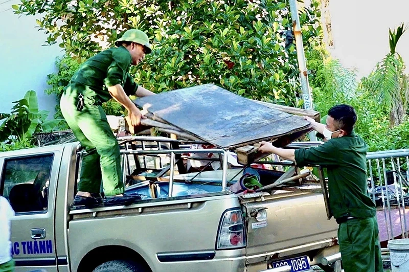 Ra quân giải quyết tình trạng chợ cóc, chợ tạm trên địa bàn phường Hạc Thành