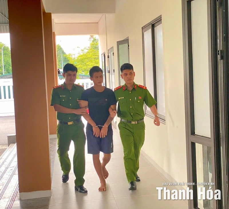 Khống chế đối tượng mang dao vào trụ sở công an gây rối