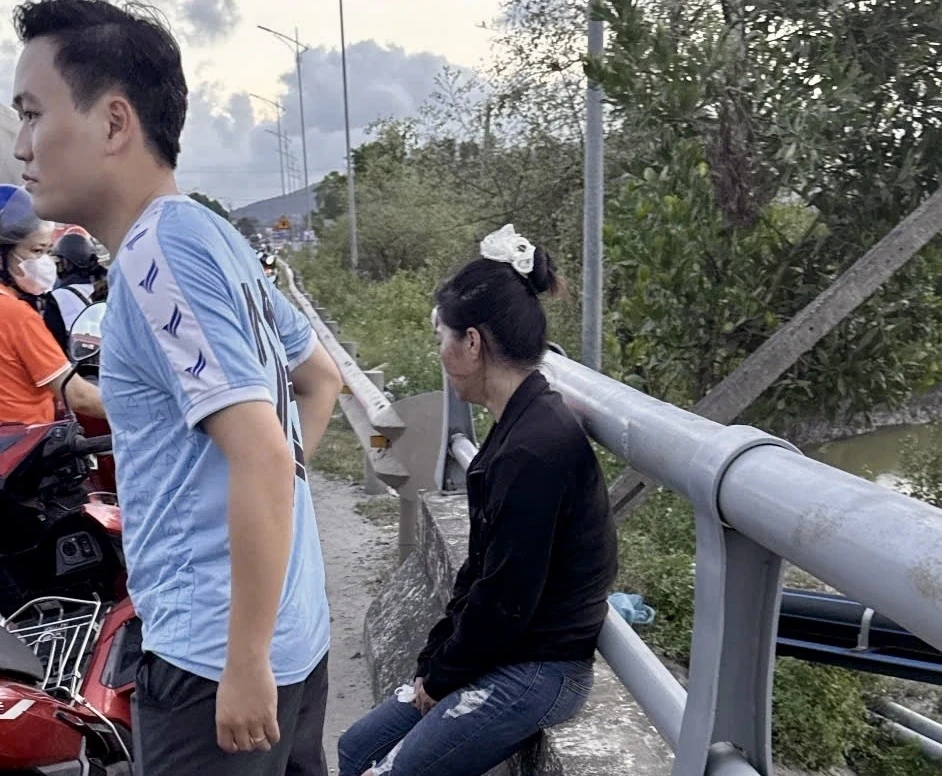 Kịp thời ngăn chặn một phụ nữ có ý định nhảy cầu tự tử