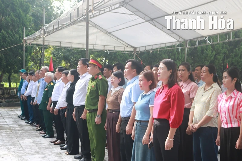 Dâng hương, dâng hoa, báo công Kỷ niệm 84 năm ngày thành lập Chiến khu Ngọc Trạo