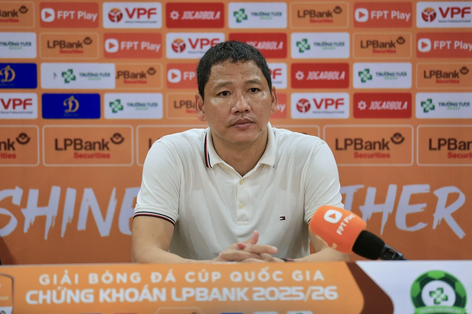 HLV Anh Đức mỉa mai trọng tài sau trận thua Đồng Nai; MU thảm bại ở derby Manchester