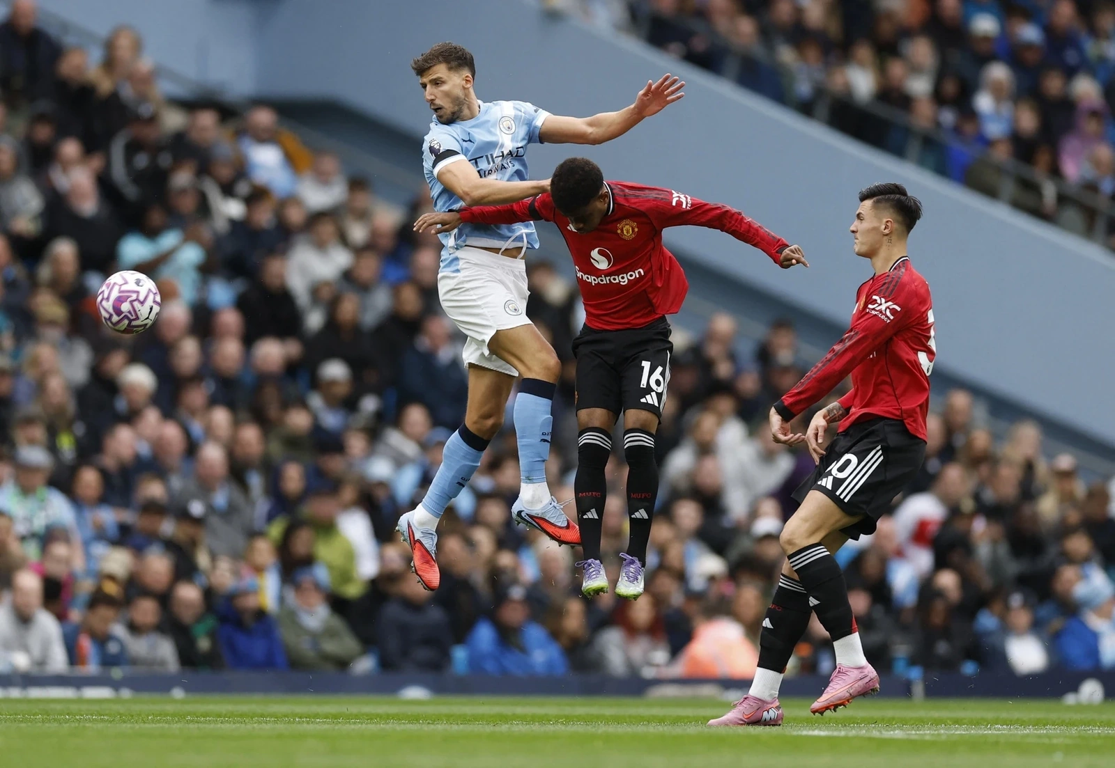HLV Anh Đức mỉa mai trọng tài sau trận thua Đồng Nai; MU thảm bại ở derby Manchester