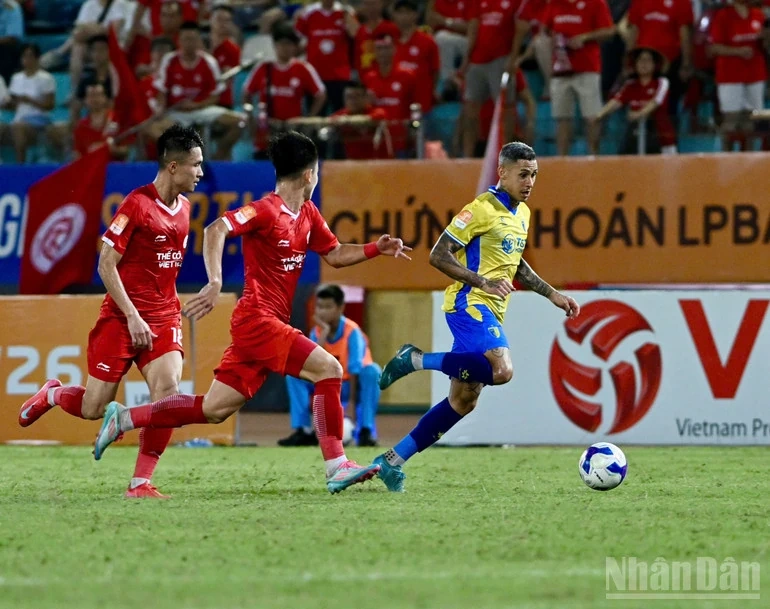 HLV Anh Đức mỉa mai trọng tài sau trận thua Đồng Nai; MU thảm bại ở derby Manchester