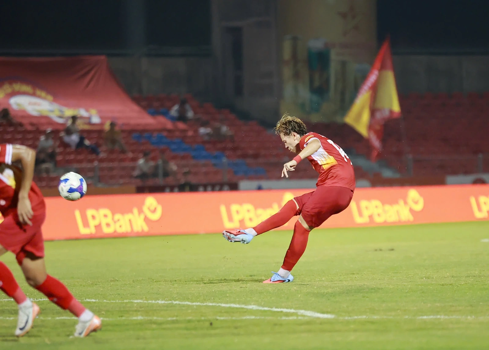 HLV Anh Đức mỉa mai trọng tài sau trận thua Đồng Nai; MU thảm bại ở derby Manchester