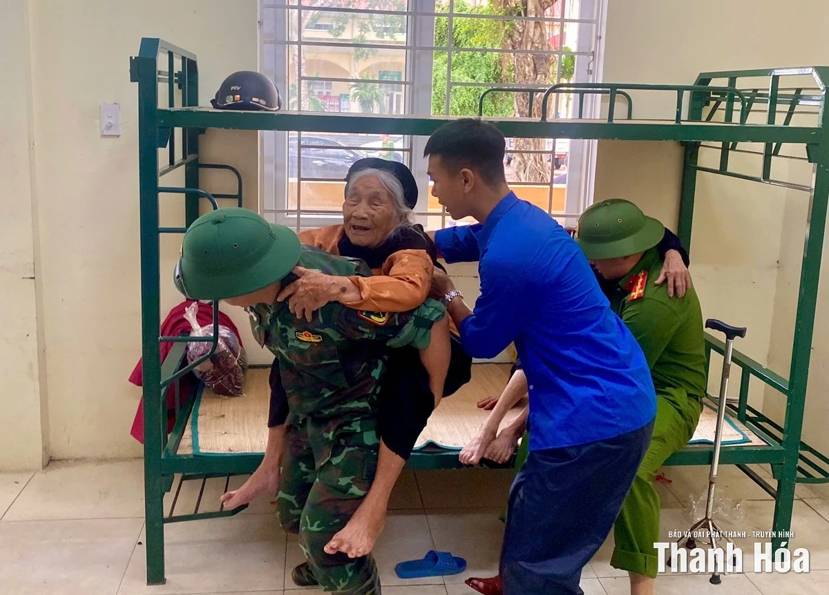 Công an Thanh Hoá hỗ trợ di dời người dân, tài sản đến nơi an toàn