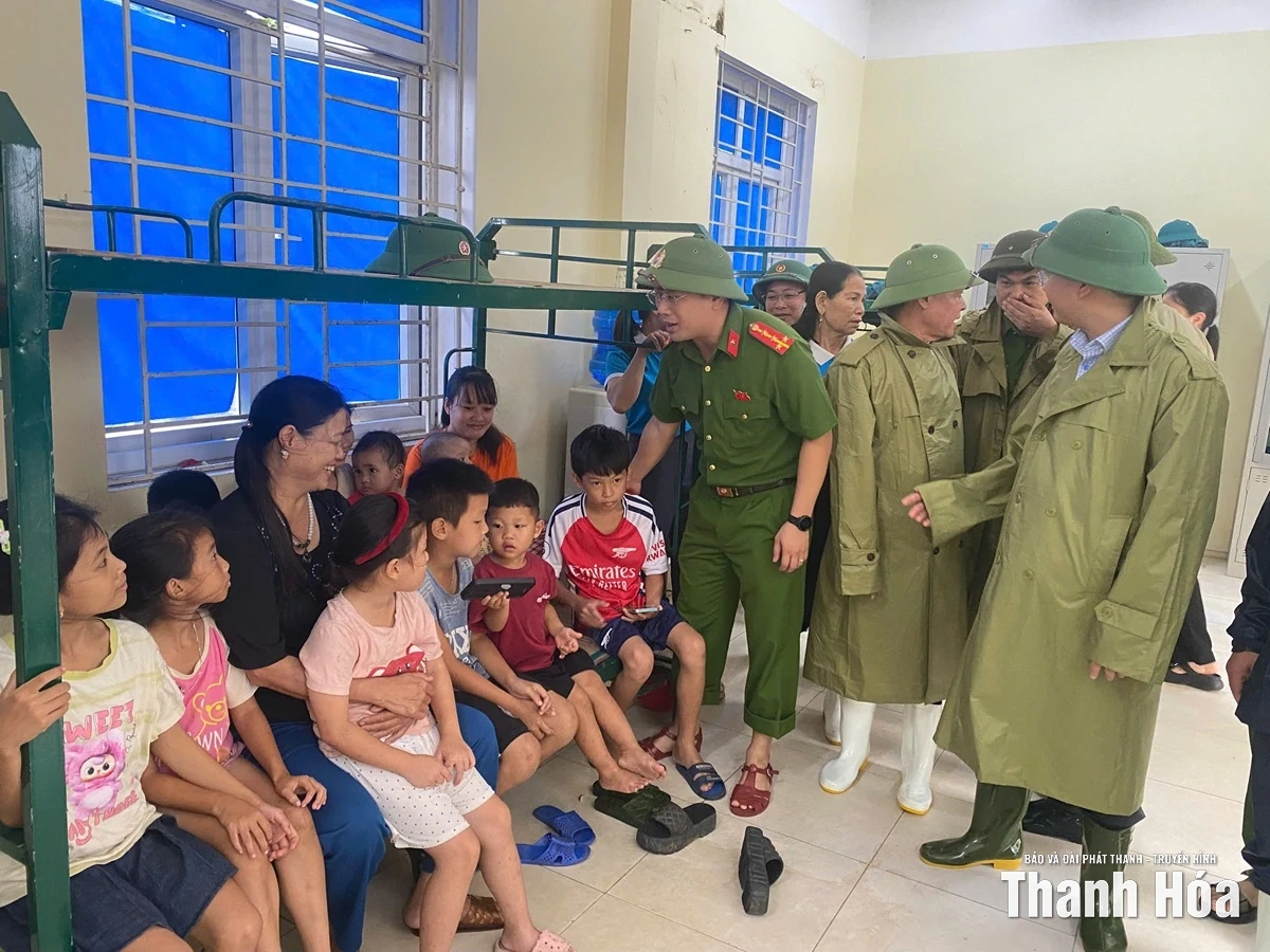 Công an Thanh Hoá hỗ trợ di dời người dân, tài sản đến nơi an toàn