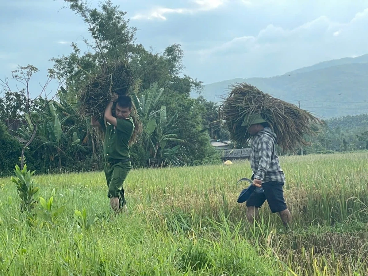 Công an Thanh Hoá hỗ trợ di dời người dân, tài sản đến nơi an toàn