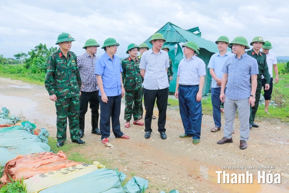 Phó Bí thư Tỉnh ủy Trịnh Tuấn Sinh kiểm tra công tác ứng phó bão tại các tuyến đê xung yếu