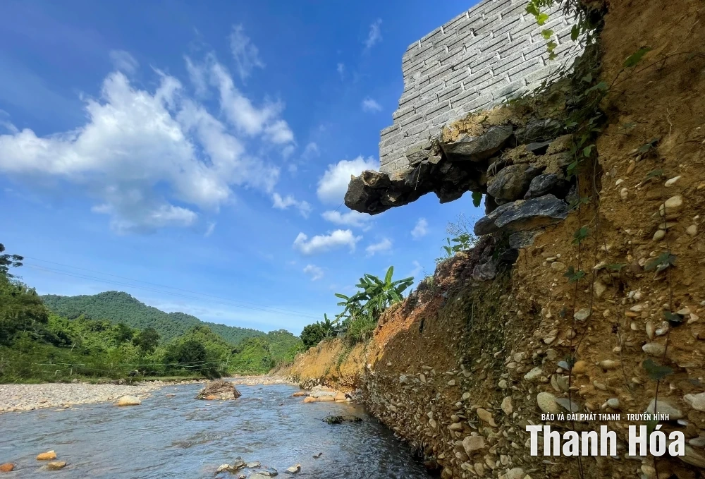 Sạt lở nghiêm trọng, bờ suối tiến sát nhà dân xã Thanh Quân