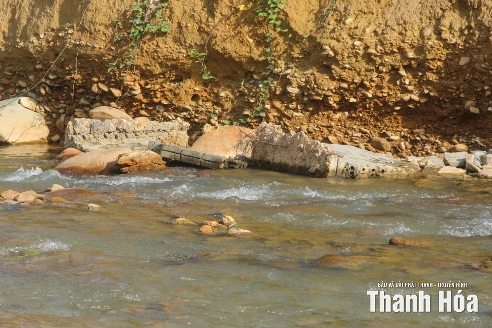 Sạt lở nghiêm trọng, bờ suối tiến sát nhà dân xã Thanh Quân