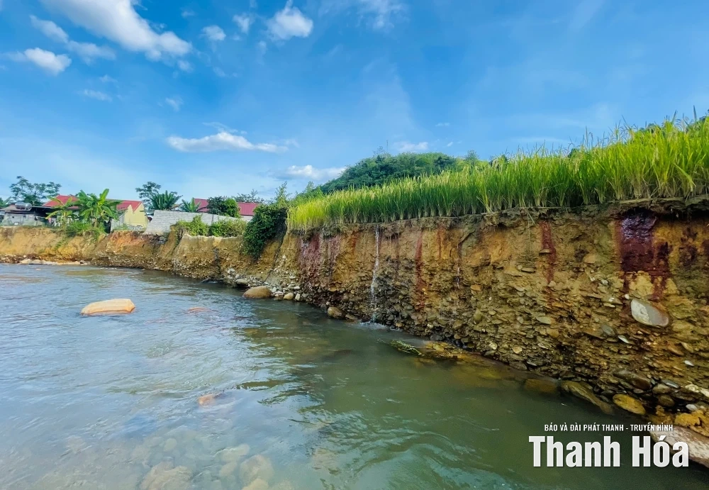 Sạt lở nghiêm trọng, bờ suối tiến sát nhà dân xã Thanh Quân