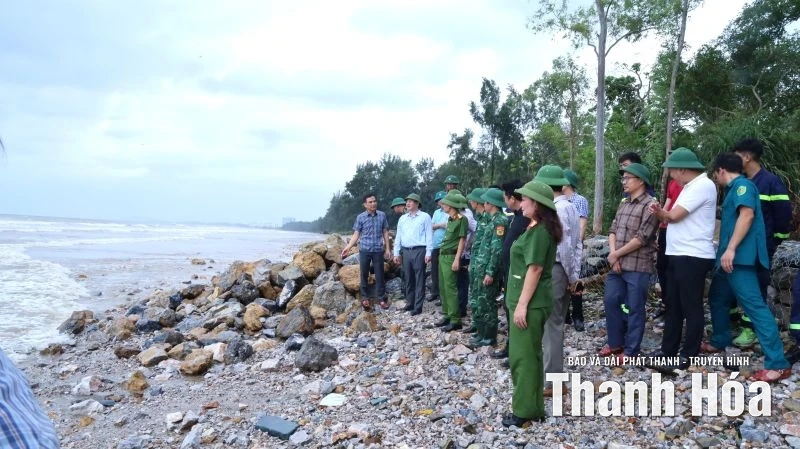 Phó Chủ tịch UBND tỉnh Mai Xuân Liêm kiểm tra, chỉ đạo công tác ứng phó bão tại 3 xã, phường ven biển
