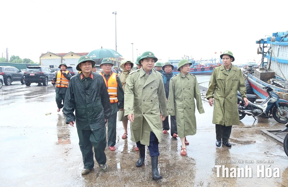 Chủ tịch UBND tỉnh Nguyễn Hoài Anh kiểm tra công tác ứng phó bão số 10 tại các phường Hải Bình, Tĩnh Gia