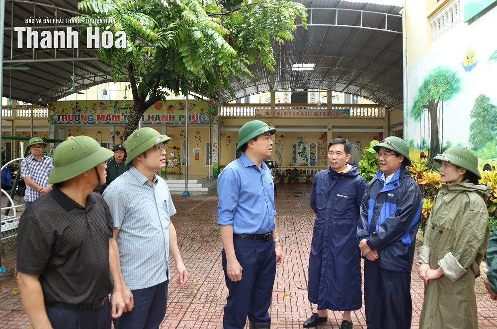 Chủ tịch UBND tỉnh Nguyễn Hoài Anh kiểm tra công tác ứng phó bão số 10 tại các phường Hải Bình, Tĩnh Gia