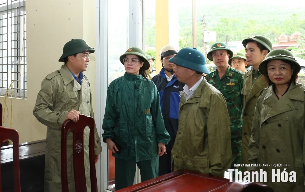 Chủ tịch UBND tỉnh Nguyễn Hoài Anh kiểm tra công tác ứng phó bão số 10 tại các phường Hải Bình, Tĩnh Gia