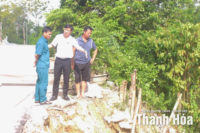 Gia cố sạt lở khe suối Chậm trước bão số 9