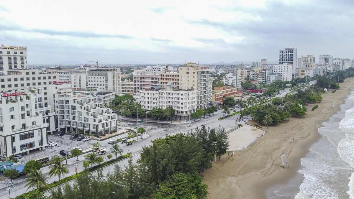 Nhà hàng, khách sạn tại Sầm Sơn gấp rút gia cố, bảo vệ tài sản trước bão số 10