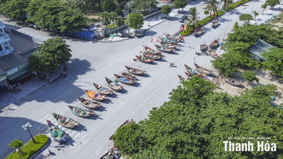 Ngư dân Sầm Sơn đưa thuyền lên đường tránh bão số 10