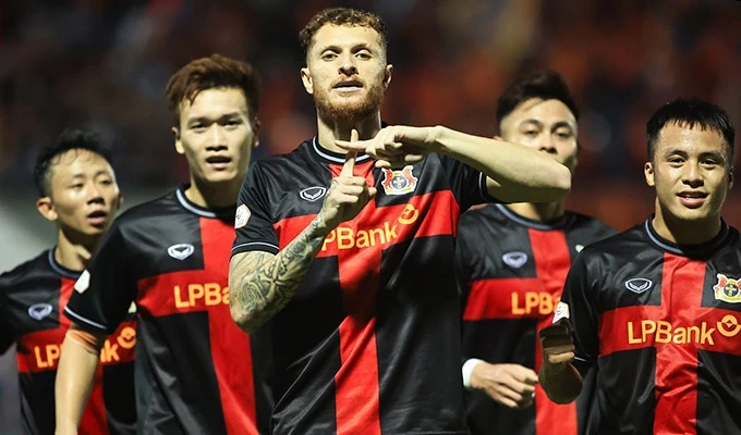 Tiến Linh vừa ghi bàn vừa phản lưới khi gặp đội cũ; Vì sao PSG không dự gala Quả bóng Vàng?
