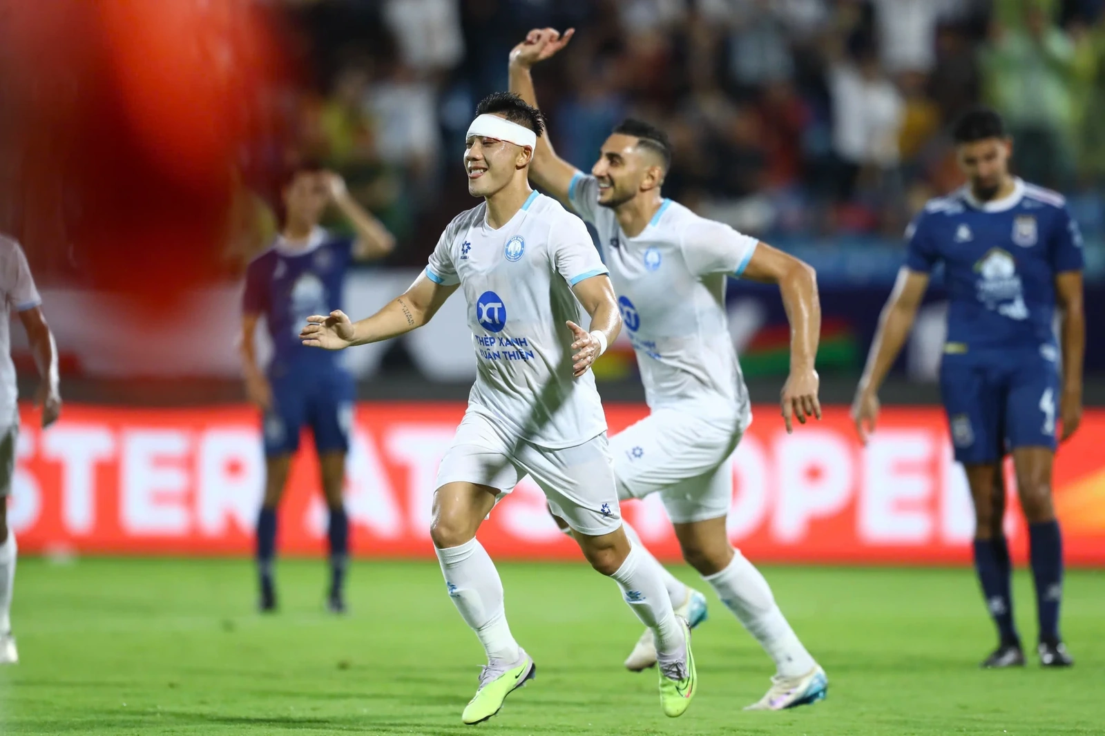 Đình Trọng rộng cửa trở lại tuyển Việt Nam; Barca bám sát Real Madrid