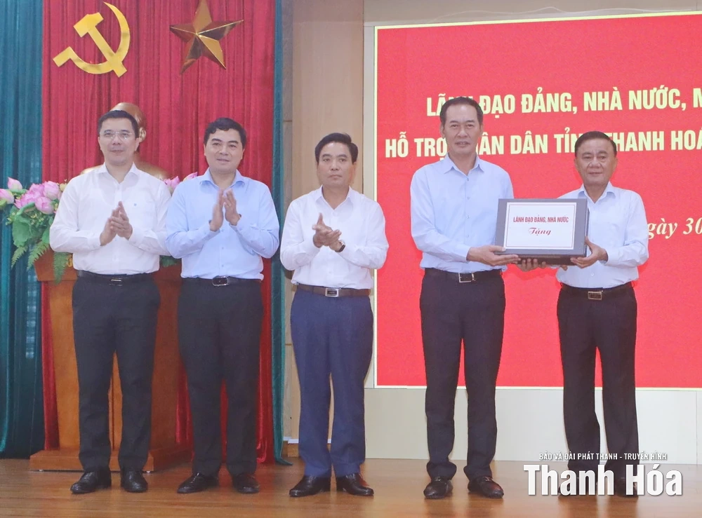 Thường trực Ban Bí thư Trần Cẩm Tú thăm hỏi, động viên Đảng bộ, chính quyền, Nhân dân tỉnh Thanh Hóa khắc phục hậu quả bão số 10