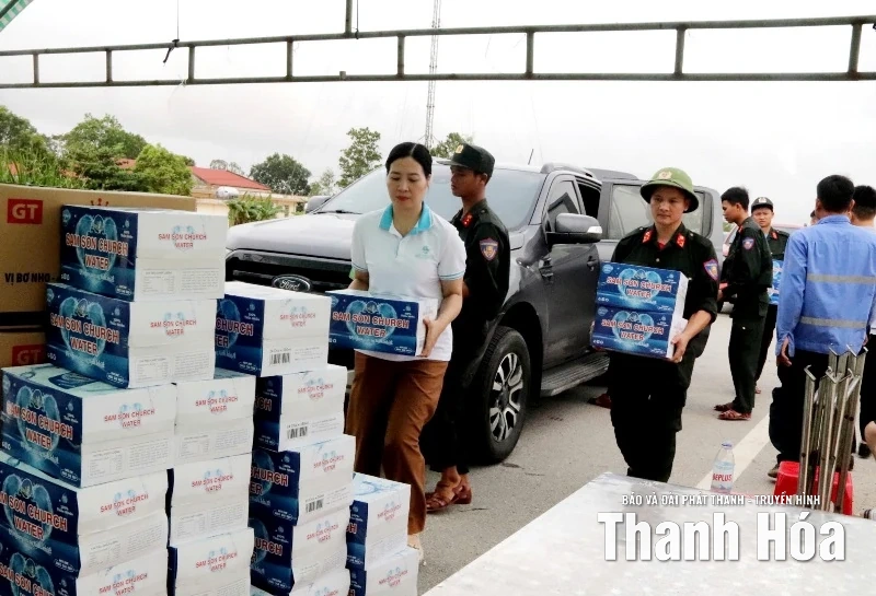Trao nhu yếu phẩm cứu trợ người dân vùng lũ Nông Cống