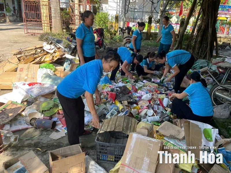 Cán bộ, hội viên phụ nữ hỗ trợ tái thiết sản xuất, ổn định cuộc sống sau bão số 10