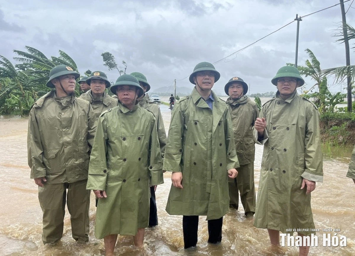 Phó Bí thư Thường trực Tỉnh ủy Nguyễn Hồng Phong kiểm tra các điểm đê xung yếu tại xã Triệu Sơn và Trung Chính