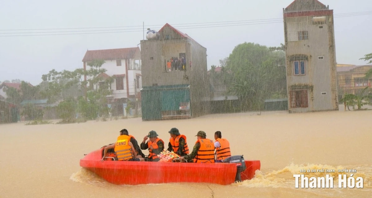 Ấm áp nghĩa tình lực lượng Công an trong mưa lũ