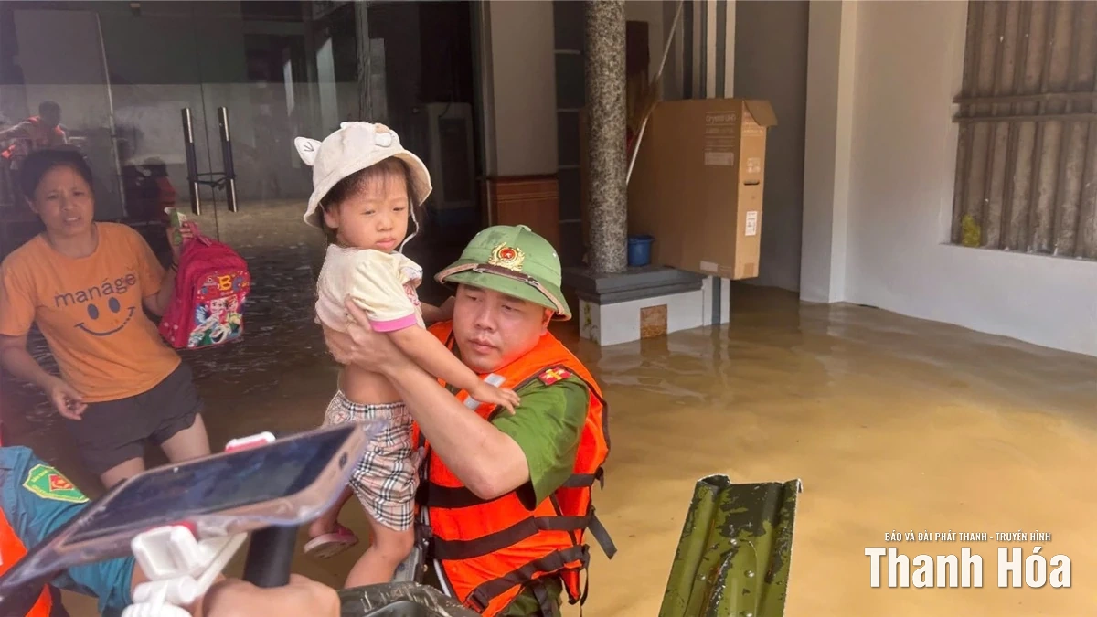 Ấm áp nghĩa tình lực lượng Công an trong mưa lũ