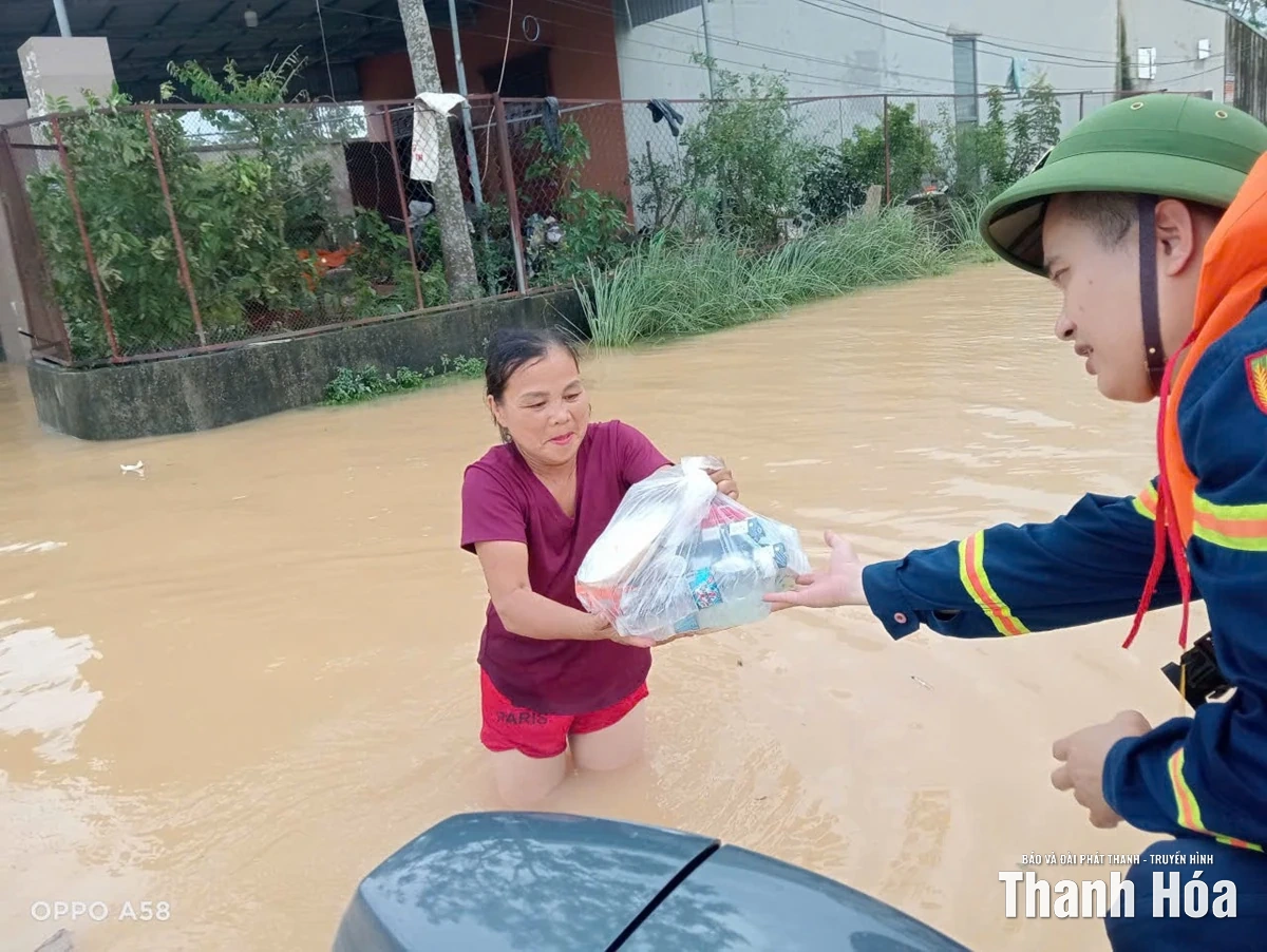 Ấm áp nghĩa tình lực lượng Công an trong mưa lũ