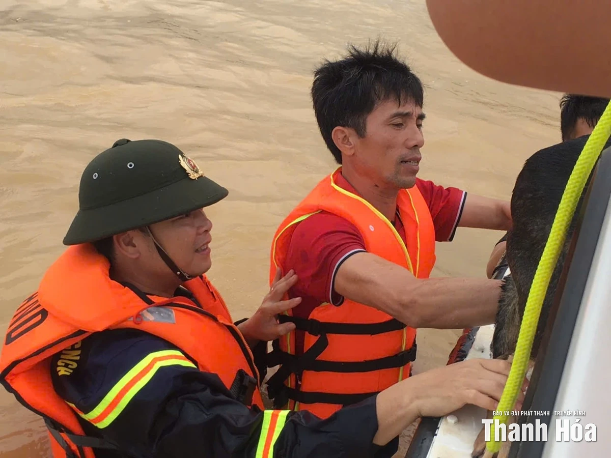 Ấm áp nghĩa tình lực lượng Công an trong mưa lũ