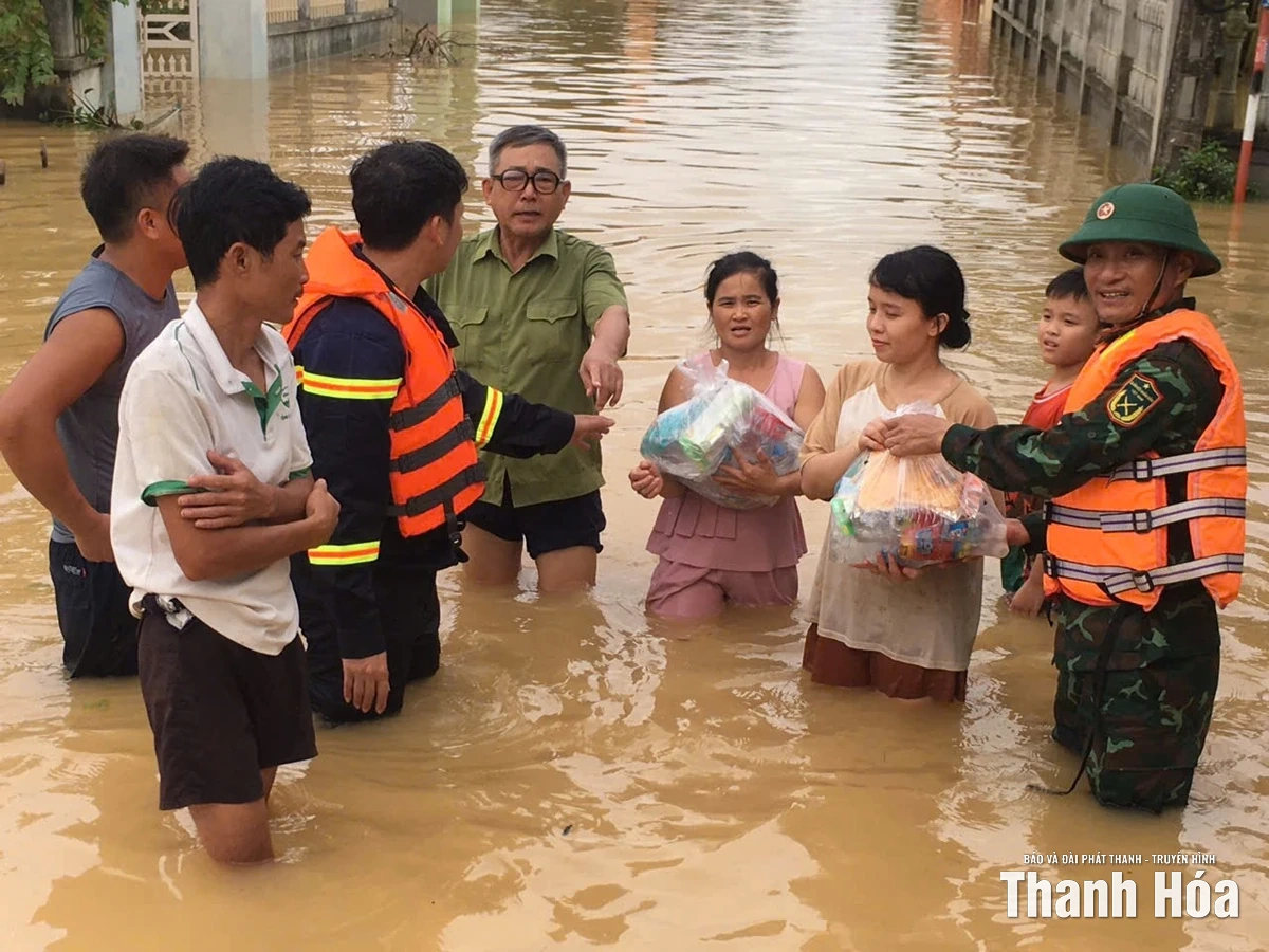 Ấm áp nghĩa tình lực lượng Công an trong mưa lũ