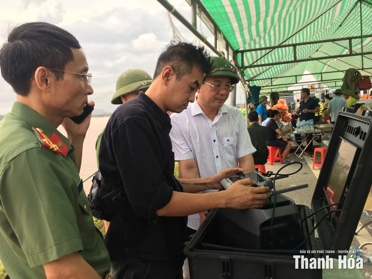 Ấm áp nghĩa tình lực lượng Công an trong mưa lũ
