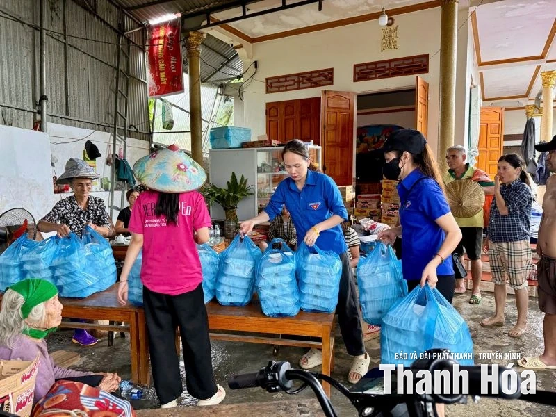 Tuổi trẻ Thanh Hóa chung tay hỗ trợ người dân khắc phục hậu quả bão số 10