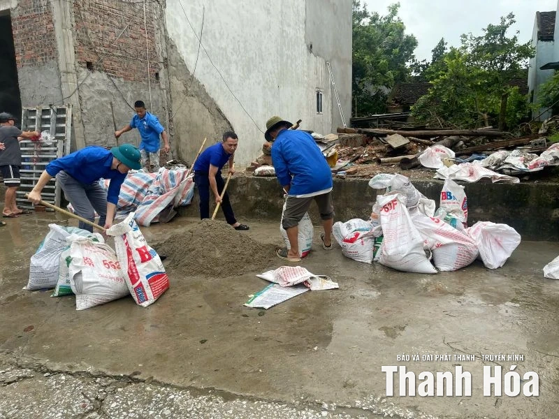 Tuổi trẻ Thanh Hóa chung tay hỗ trợ người dân khắc phục hậu quả bão số 10