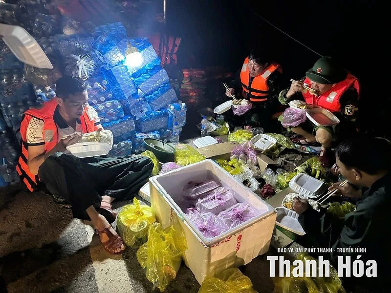 Lực lượng vũ trang hỗ trợ khẩn cấp người dân vùng ngập lụt xã Nông Cống