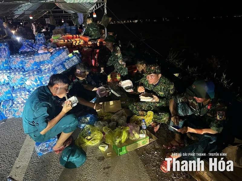 Lực lượng vũ trang hỗ trợ khẩn cấp người dân vùng ngập lụt xã Nông Cống