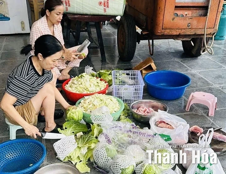 Những suất cơm đong đầy yêu thương gửi đến bà con vùng lũ