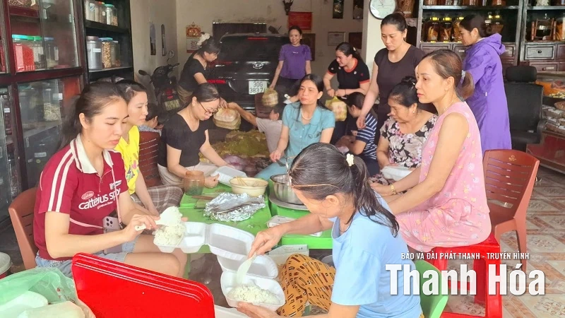 Gần 3.500 suất cơm cho người dân vùng lũ
