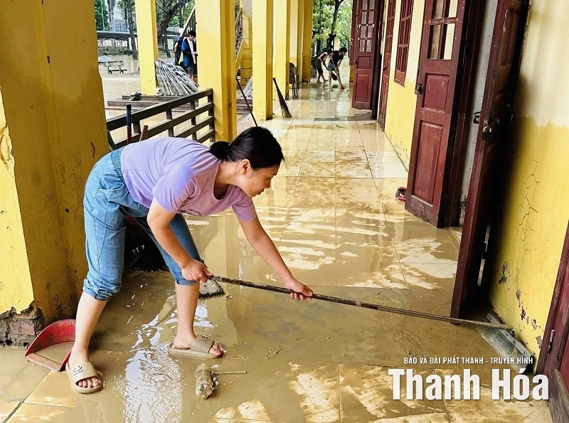 19 trường trên địa bàn xã Nông Cống tiếp tục cho học sinh nghỉ học do ngập lụt