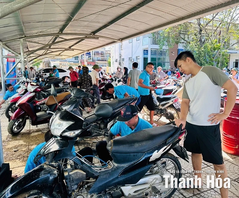 Những người thợ xông pha vùng lũ...
