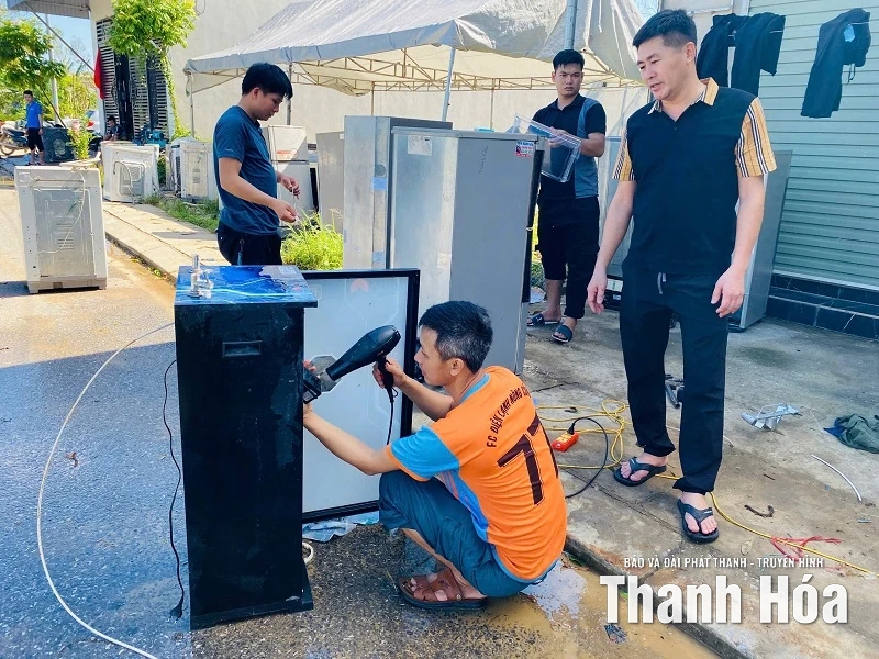 Những người thợ xông pha vùng lũ...